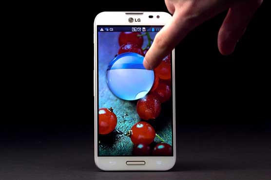 LG Electronics unveils larger screen phone, shrugs off Lenovo threat