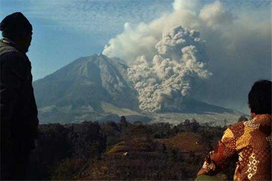 Indonesia orders 200,000 to evacuate as volcano erupts