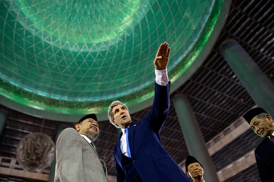 Kerry visits largest mosque in Southeast Asia