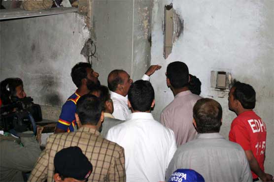 Miscreants attack "Aaj Tv" and "Waqt News" offices in Karachi
