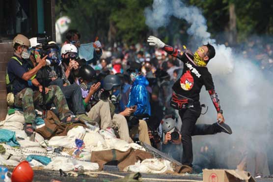 Thai protestors besiege PM's crisis HQ