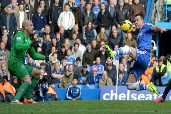 Football: Arsenal, Man City stay on Chelsea's tail