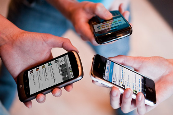 Smartphone giants scramble for profits in tough market 