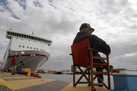 Greek dock workers protest against privatising Piraeus port