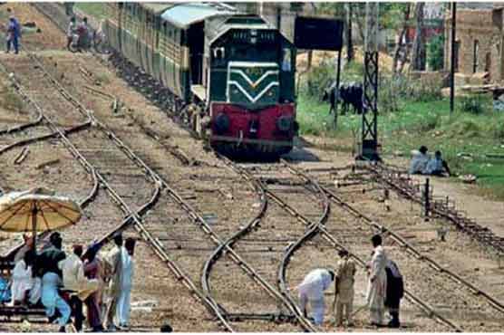 Vihari: Woman dies, 4 injured as van collides with Farid Express