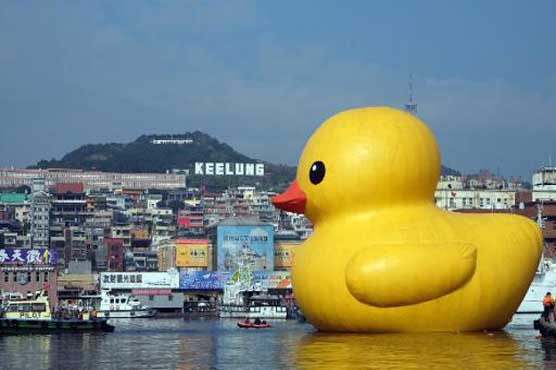 Giant yellow duck back on show in Taiwan 