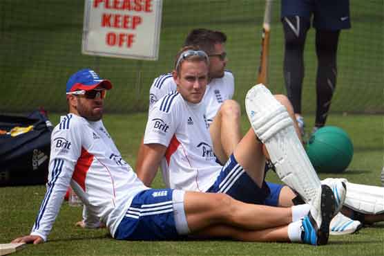 England duo bring down bridge 'jump' man  