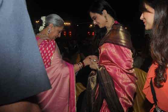 Rekha extends friendly hand to Jaya Bachchan at Screen Awards