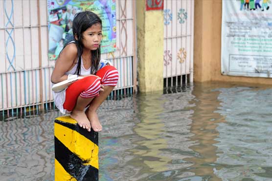 Thousands flee storm, persistent floods in Philippines