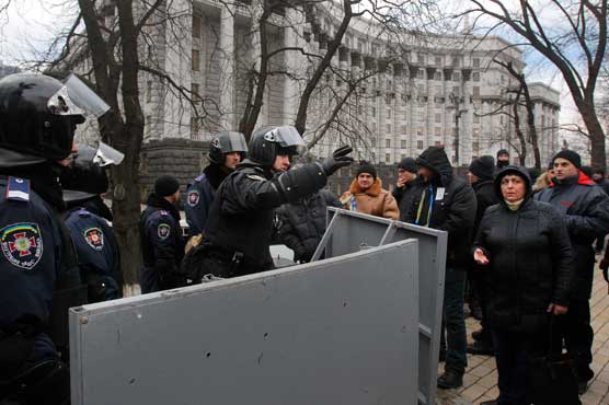 Police clash with protesters in Ukraine, one dead