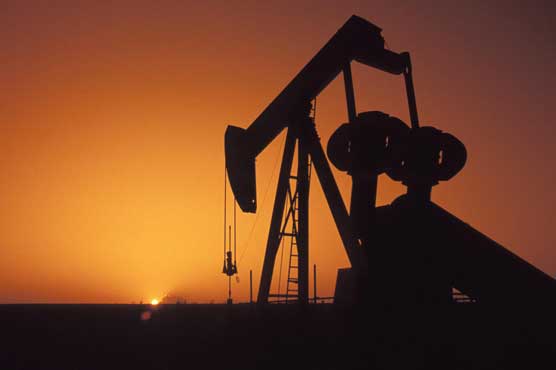 Oil prices dip 