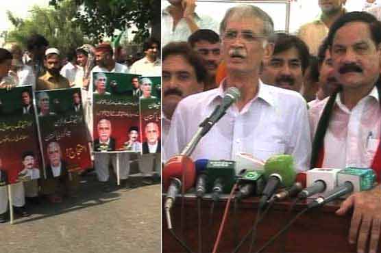Pervaiz Khattak takes to streets to protest against loadshedding