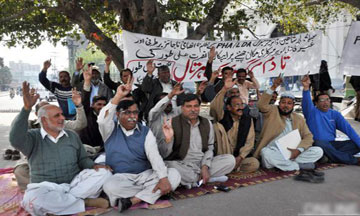 کوئٹہ:تنخواہوں میں اضافے ،مہنگائی کیخلاف ایپکا ملازمین کا احتجاج جاری