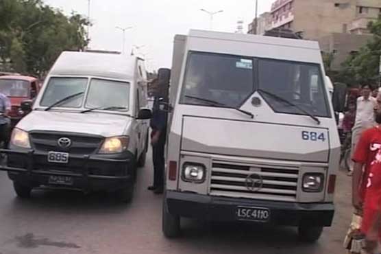 Guard killed as dacoits try to loot cash van in Karachi
