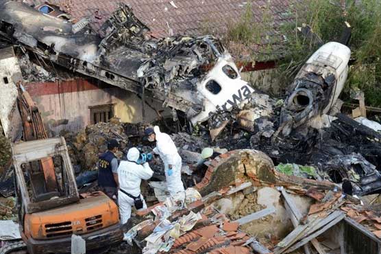 Taiwan rescuers find black boxes after air crash kills 48