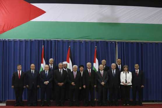 Abbas swears in Palestinian unity government