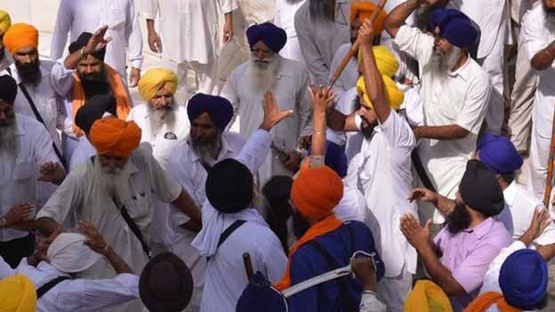 Sword fight at India's Golden Temple on 30th raid anniversary