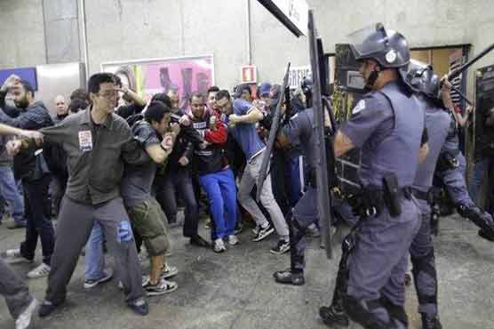 Police, strikers clash in Brazil World Cup host city