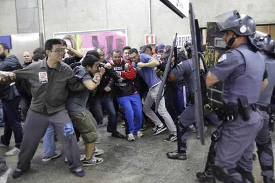 Police, strikers clash in Brazil World Cup host city