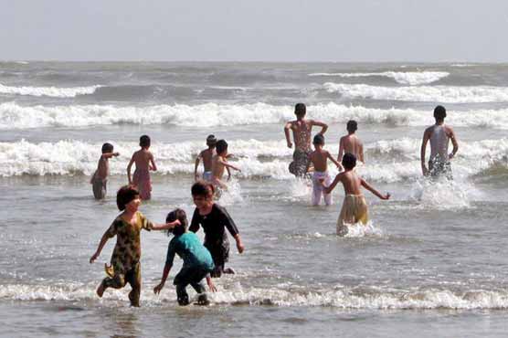 Commissioner Karachi bans sea bathing amid cyclone threat