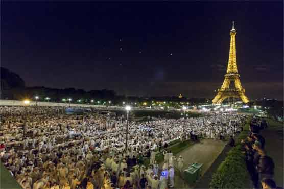 Thousands dine on Paris bridges for 'Dinner in White'