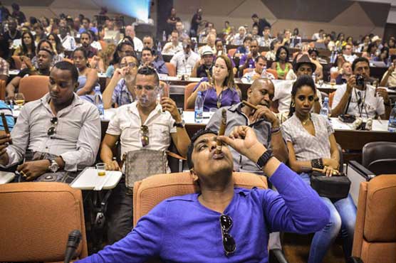 Cigar aficionados vie to create Cuba's 'longest ash'