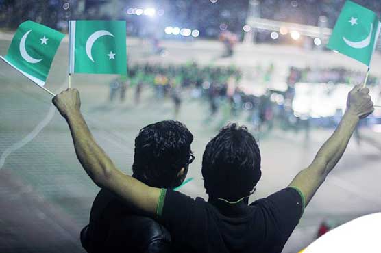Pakistan snatches 'most people waving flag' world record
