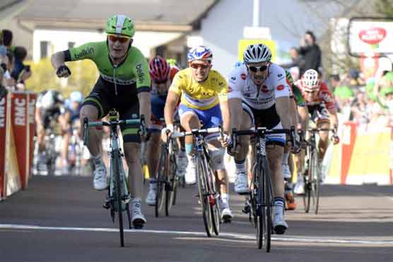 Cycling: Hofland wins Paris-Nice second stage
