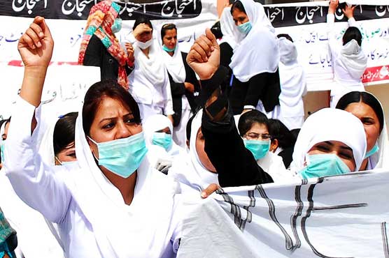 Lahore: Nurses continue to protest, traffic on Mall Road disrupted 
