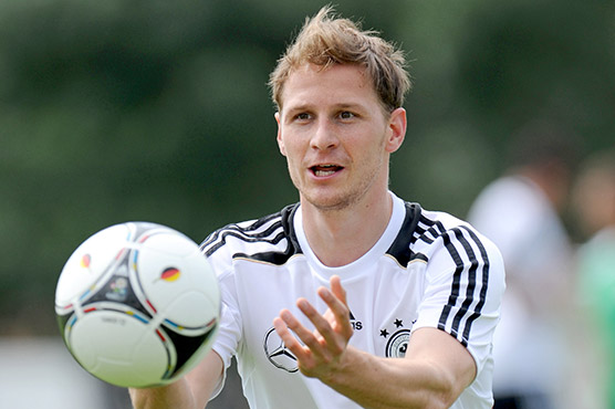 Football: Captain Hoewedes adds to Schalke's injury woes