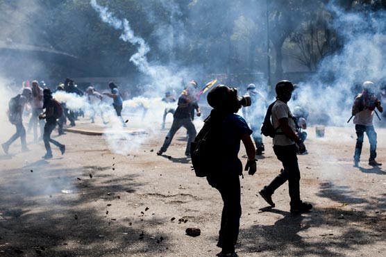 Tear gas fired in Venezuela protests