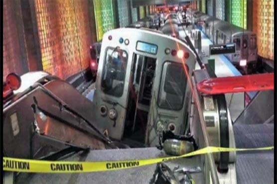 More than 30 hurt as Chicago commuter train derails