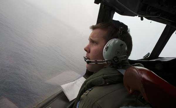 Bad weather halts search for crashed Malaysia jet