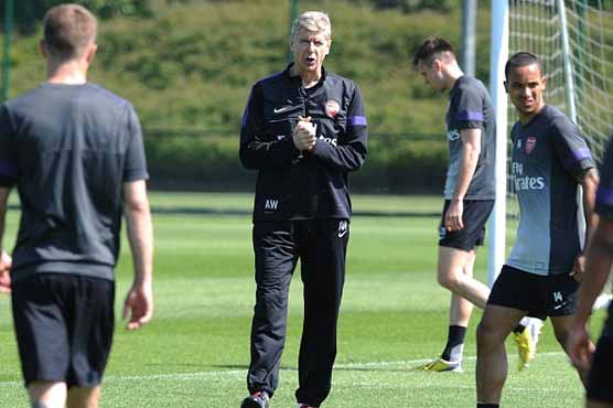Football: Wenger vows to sign new Arsenal deal