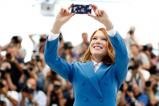 Selfie', 'hashtag' now in Merriam-Webster dictionary