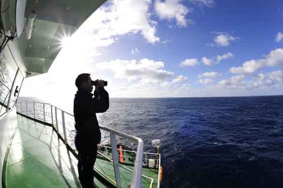 Underwater MH370 search resumes 