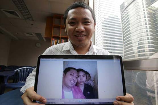 Meaning in a selfie, 1 year after Philippine storm