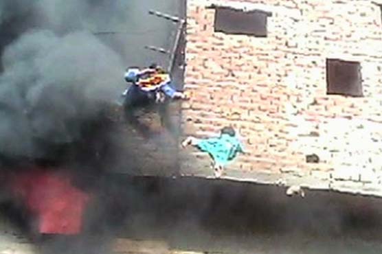 Building catches fire, mother throws baby out 