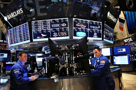 US stocks mostly flat after four-day record streak