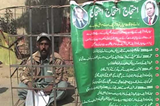 Multan: PML-N supporter cages himself in protest for not getting to meet PM