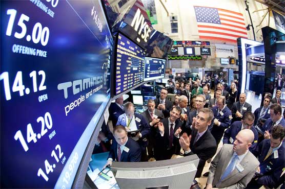 US stocks edge higher as earnings impress