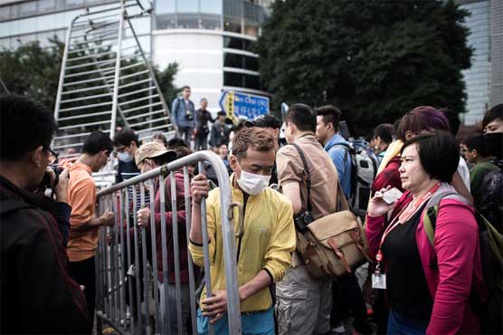 Hong Kong authorities begin clearing main protest camp 