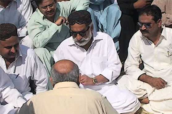 Badin: Zulfiqar Mirza stages sit-in protest against bribery