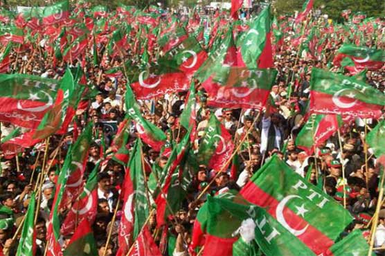 PTI 'tsunami' hits Larkana, Imran Khan reaches venue