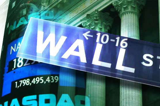 US stock market trades mixed as oil tumbles