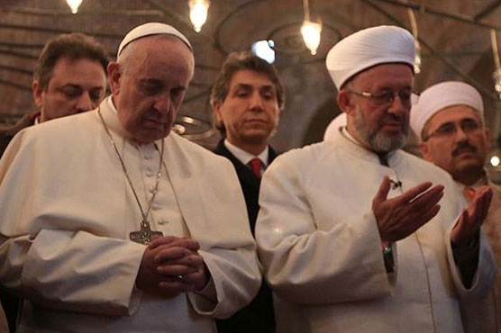 Pope joined hands in pray at mosque alongside Grand Mufti of Istanbul