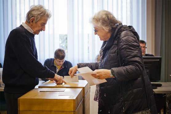 Swiss voters reject hoarding gold, limiting immigration