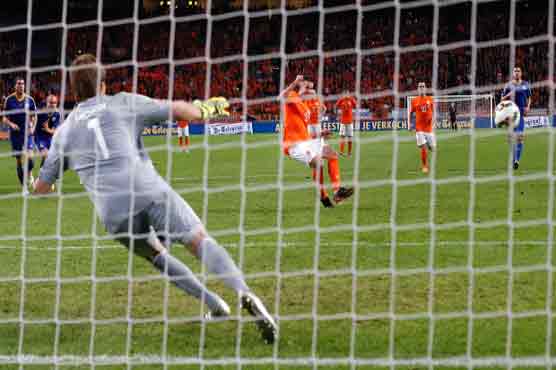 Netherlands beats 10-man Kazakhstan 3-1