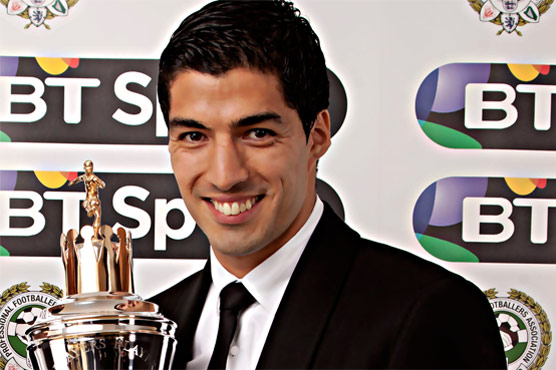 Suarez receives top scorer award from Dalglish