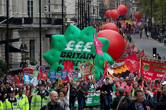 Thousands march on London over wages